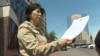 Инкар Тиштыбаева, жительница Астаны, подписавшая заявку на проведение митинга 21 мая «по земельному вопросу», показывает ответ акимата с отказом. Астана, 18 мая 2018 года.