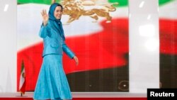 Maryam Rajavi, presidente e krahut politik të Organizatës së Popullit të Muxhahedinëve të Iranit (PMOI) merr pjesë në një tubim pranë Parisit, 27 qershor 2014. 