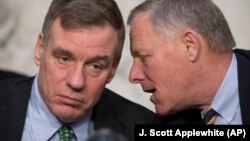 Кіраўнікі сэнацкага камітэту выведкі дэмакрат Марк Уорнэр (зьлева) і рэспубліканец Рычард Бэр