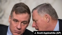 Американские сенаторы Ричард Берр (справа) и Марк Уорнер (слева) на слушаниях в сенатском комитете. Вашингтон, 21 марта 2018 года.
