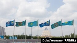 آرشیف، بیرق ملی قزاقستان در آستانه پایتخت این کشور