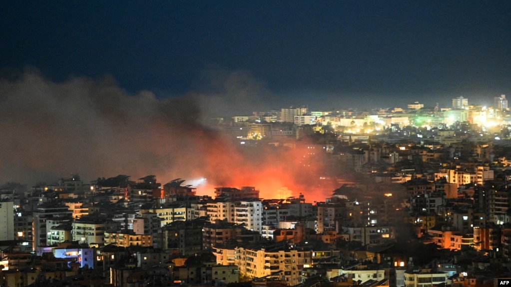 شعله‌های آتش در محل حمله هوایی اسرائیل در حومه جنوبی بیروت،ش بامداد جمعه ۱۵ اسفند
