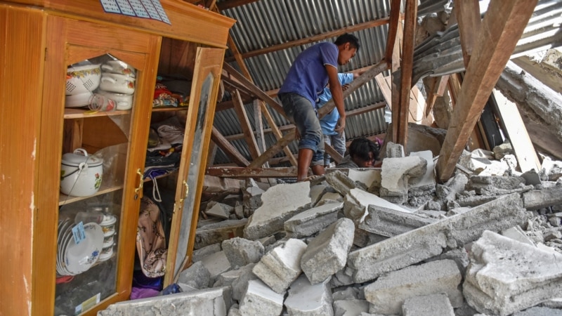 Во земјотрес на индонезиски остров загинаа најмалку 10 луѓе 