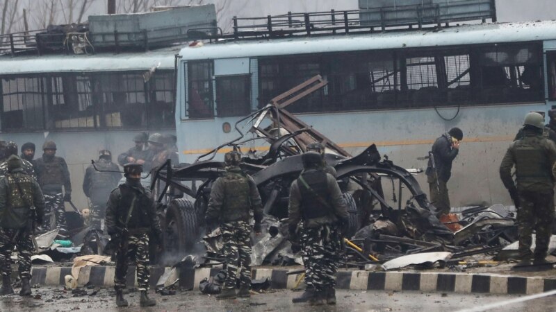 Бомбашки напад во Кашмир – Убиени 44 индиски полицајци