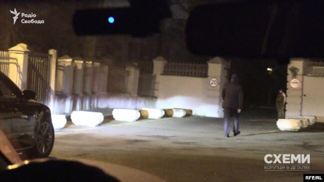 З авта вийшов чоловік, попрямував до воріт ОП, показав посвідчення і потрапив на територію