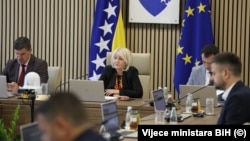 Predsjedavajuća Vijeća ministara BiH Borjana Krišto (u sredini) i ministar financija BiH Srđan Amidžić (prvi zdesna) na sjednici 5. maja 2026.