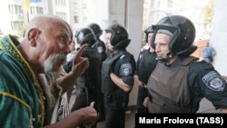 Противостояние возле Украинского дома в связи с принятием закона о статусе русского языка, 2012 год