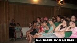 Летом в кукольном театре обычно часто гостят и приехавшие на отдых по специальной программе из Тбилиси дети-инвалиды