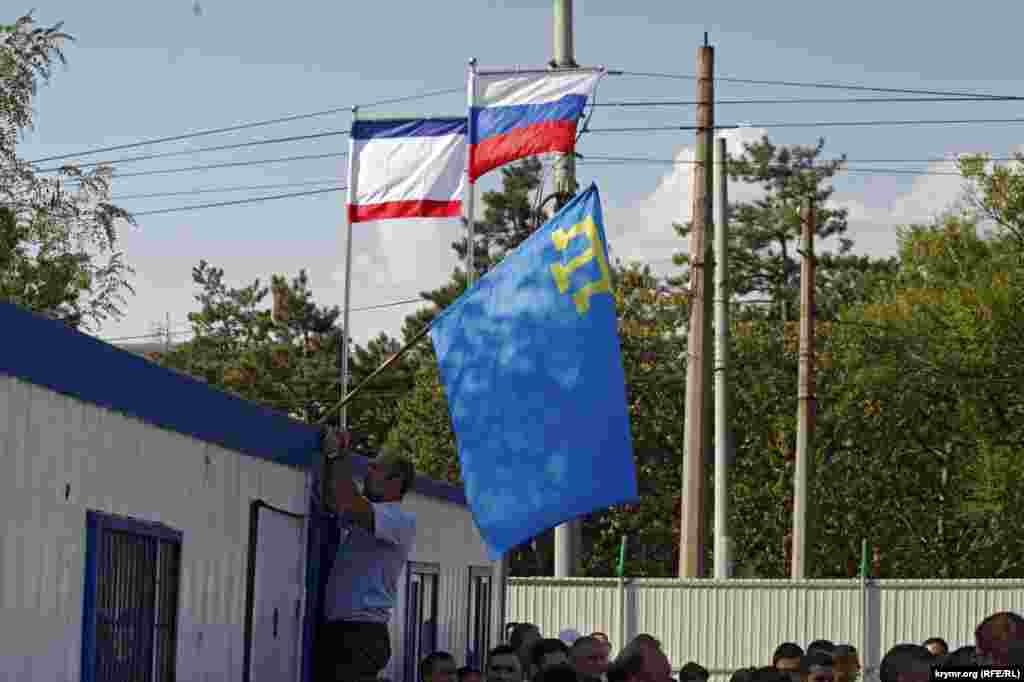 Прапори РФ, Республіки Крим і національний прапор кримських татар