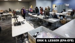 Обработка избирательных бюллетеней на одном из участков в штате Джорджия, 2020 год