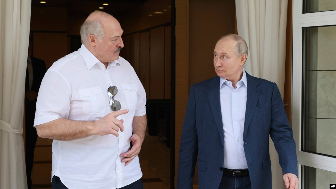 Vladimir Putin (dreapta) și Aleksandr Lukașenko, în timpul întâlnirii lor la reședința liderului rus din Soci, în iunie 2023