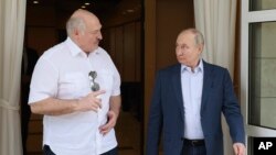 Vladimir Putin (dreapta) și Aleksandr Lukașenko, în timpul întâlnirii lor la reședința liderului rus din Soci, în iunie 2023