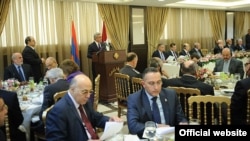 Президент Армении Серж Саргсян выступает на встрече с ливанскими парламентариями, Бейрут, 27 ноября 2012 г. Фотография - официальный сайт президента Армении