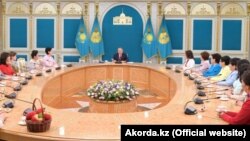 Президент Казахстана Нурсултан Назарбаев на встрече с женщинами в канун 8 Марта в своей резиденции в Астане. 