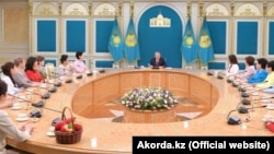 Назарбаев пен әйелдер Ақордадағы кездесуде. Астана, 7 наурыз 2019 жыл.