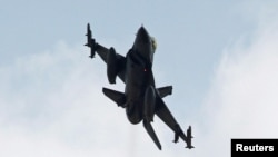 Взлет турецкого F-16 с авиабазы в городе Адана на юге Турции, 27 июля 2015 г. 