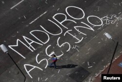 Надпись на асфальте "Мадуро - убийца!", улица в районе Альтамира в Каракасе