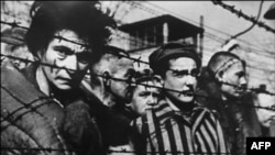 Заключенные Аушвиц-Биркенау после освобождения концлагеря бойцами Первого Украинского фронта. Конец января 1945 года