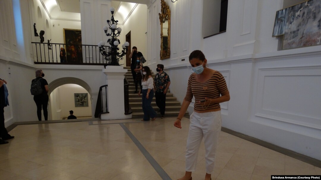 Alina Cioară arată traseul pentru nevăzători. De aici a pornit conceptul său de expoziție