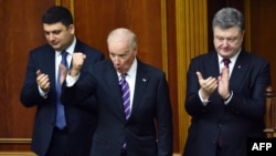 Joe Biden și Petro Poroșenko (dreapta)