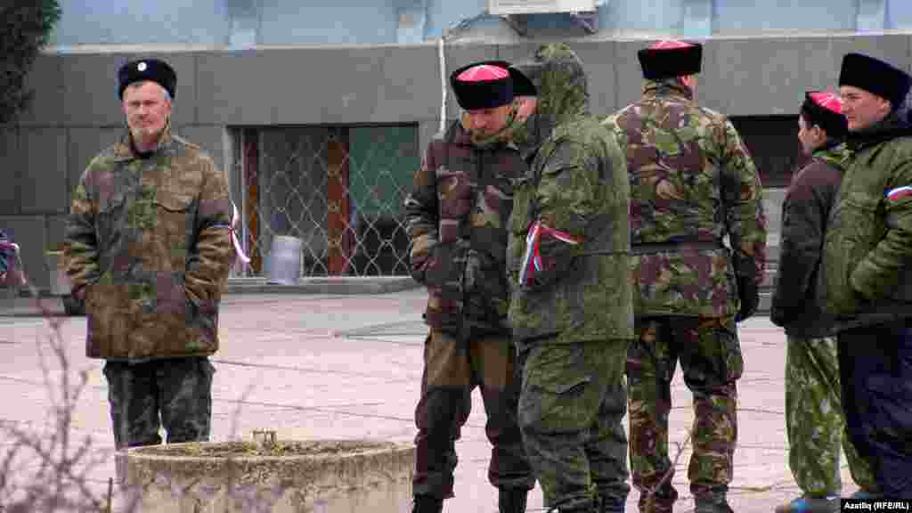 Rusiye kazakları Aqmescitte Qırım Nazirler Şurası yanında tura, mart 9 künü
