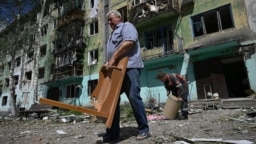 Жителі Білозерського Донецької області прибирають після російського обстрілу