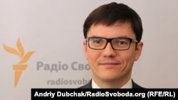 ВАКС не повідомляє імені підозрюваного, проте обставини справи вказують на колишнього міністра Андрія Пивоварського, який очолював Мінінфраструктури  з 2014 по 2016 рік