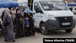 Женщины у пассажирского микроавтобуса на автостанции на территории городского рынка Беркат, Грозный. Городской и пригородный общественный транспорт, работа которого была приостановлена в Чечне с 3 мая в рамках борьбы с коронавирусной инфекцией, возобновил свою работу