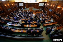 Konstitutivna sjednica Skupštine Kosova prekinuta je zbog tenzija među zastupnicima, Priština, 8. avgust 2026.