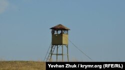 На караульной вышке установлен манекен в виде часового с оружием