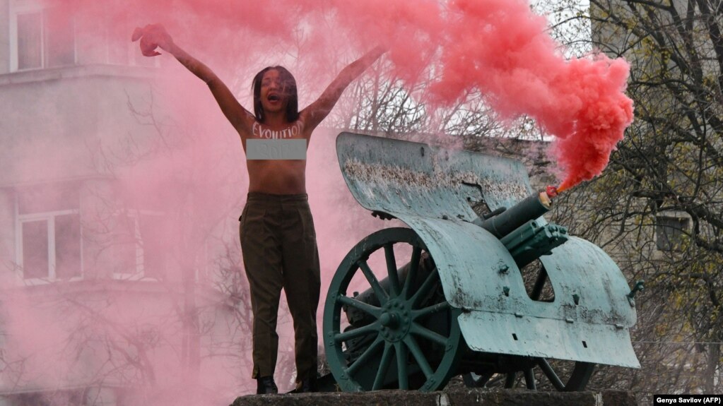 Активистка Femen, обнажившаяся перед Лукашенко, провела в Киеве антиправительственную акцию
