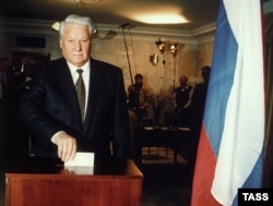 Прэзыдэнт РФ Барыс Ельцын на выбарчым участку падмаскоўнага пасёлку Барвіха, 3 ліпеня 1996 году