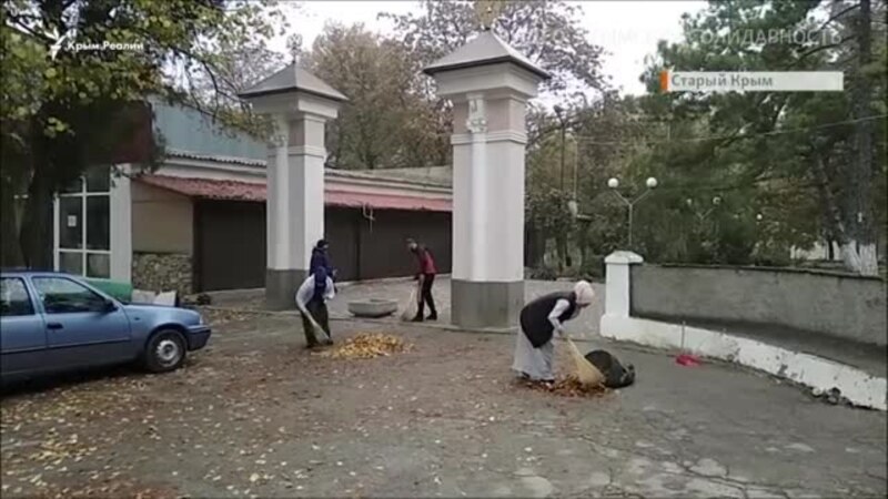«Оскорбила» полицейского – 250 часов убирала парки. Крымские татары отмечают конец наказания Заремы Куламетовой (видео)
