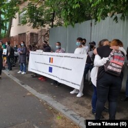 Tineri români care protestează împotriva abuzurilor regimului de la Minsk
