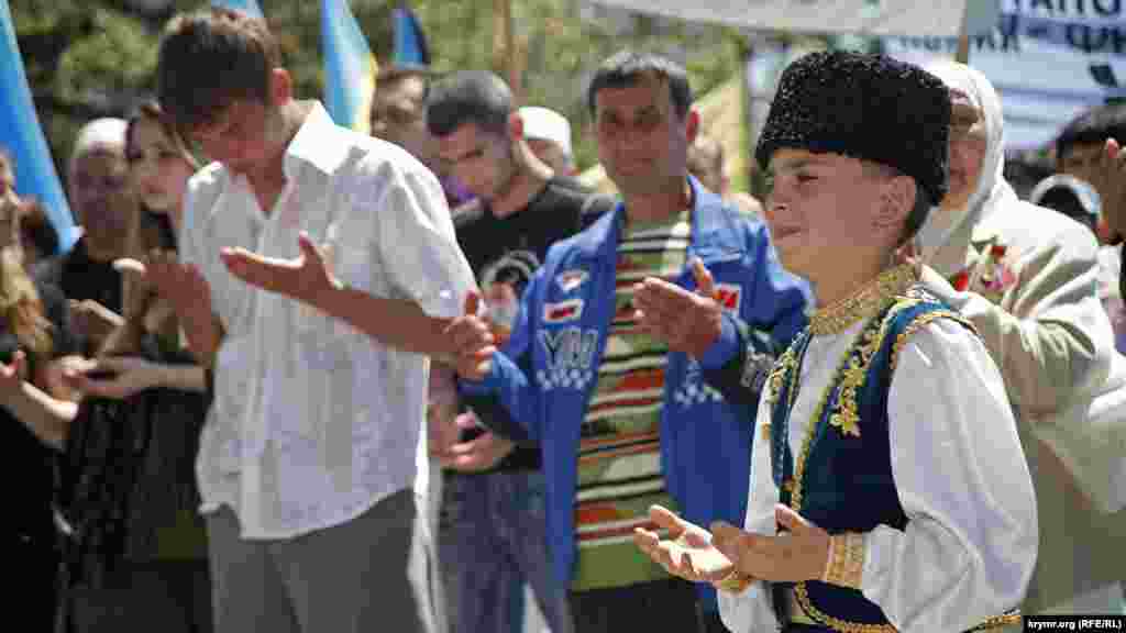 2009 senesi mayıs 18 künü. Qırımtatarlar matem mitinginden evel dua oquy