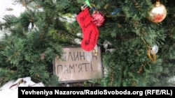 Ялинка встановлена на одній з центральних алей Дніпра рідними загиблих військових