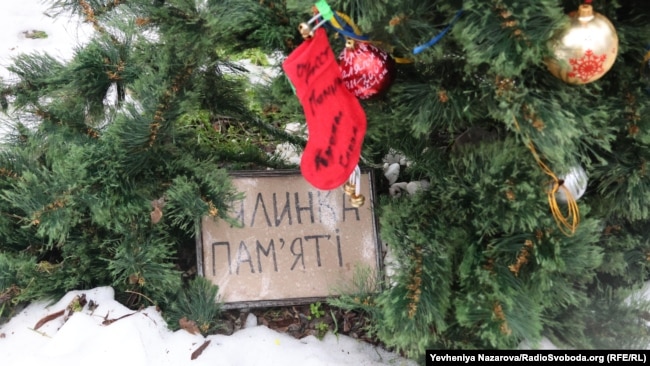 Ялинка встановлена на одній з центральних алей Дніпра рідними загиблих військових