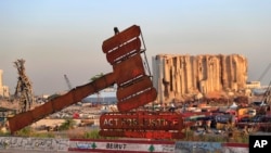 Instalație-protest în portul devastat, la un an după explozie, pe 4 august 2021.