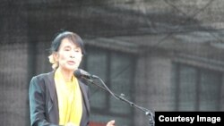 Аун Сан Су Чжи выступает перед жителями Бергена