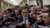 Испания премьер-министрі Мариано Рахой парламент сенатының отырысынан кейін журналистер сұрақтарына жауап беріп тұр. Мадрид, 27 қазан 2017 жыл.