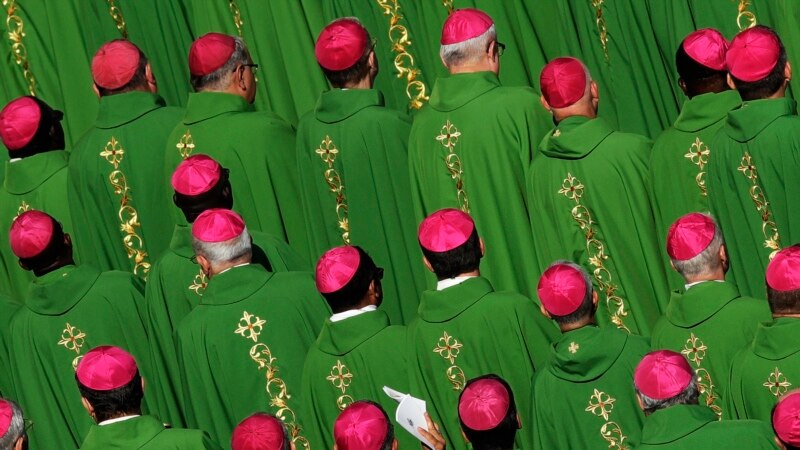 Ватикан бара од свештениците да користат социјални мрежи