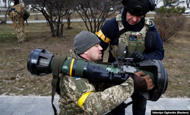 Pjesëtarë të Mbrojtjes Territoriale të Ukrainës me armët kundërtanke NLAW.