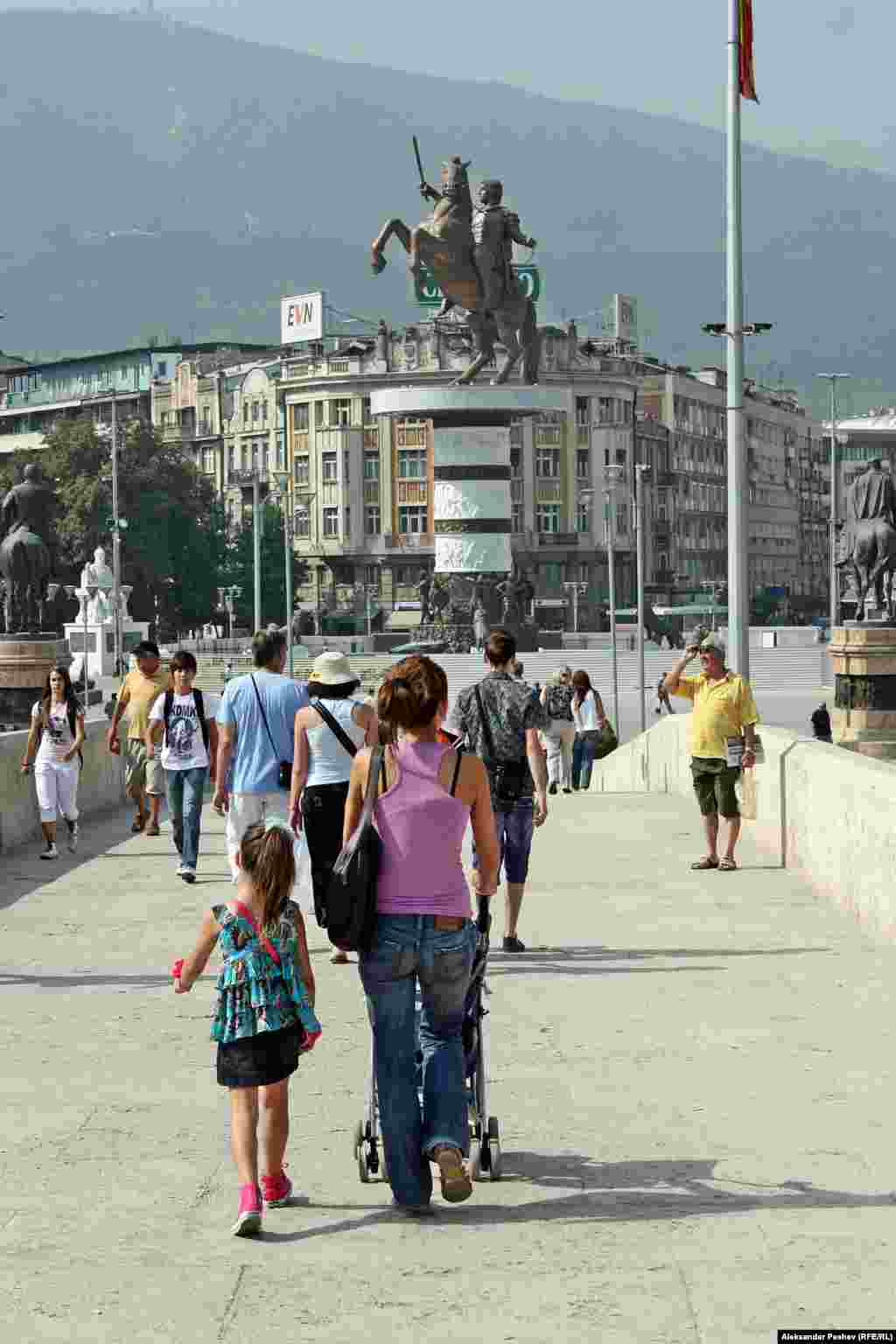 Поглед на плоштадот Македонија од Камен мост