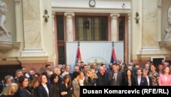 Poslanici vladajuće koalicije na čelu sa Aleksandrom Martinovićem u holu Skupštine Srbije