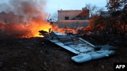 Провинция Идлиб, Сирия. Огонь на месте сбитого российского бомбардировщика Су-25