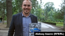Экономист Евгений Кочетов со своей книгой «Слова, которые изменили Казахстан». Алматы, 5 сентября 2015 года.