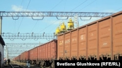 Грузовые вагоны на железной дороге. Иллюстративное фото.