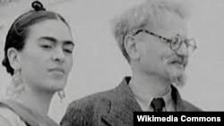 Lev Trockij Mexikóban Frida Kahlo képzőművésszel, akivel viszonya is volt. A kommunista vezetőt egy spanyol NKVD-ügynök ölte meg 1940-ben, akit 1960-ban szabadlábra helyeztek