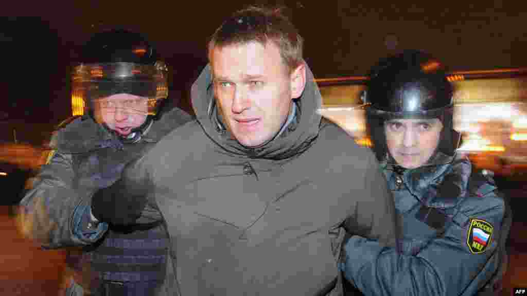 Police detain Alexei Navalny.