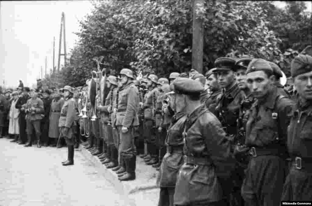 Савецка-нямецкі парад у Берасьці 22 верасьня 1939